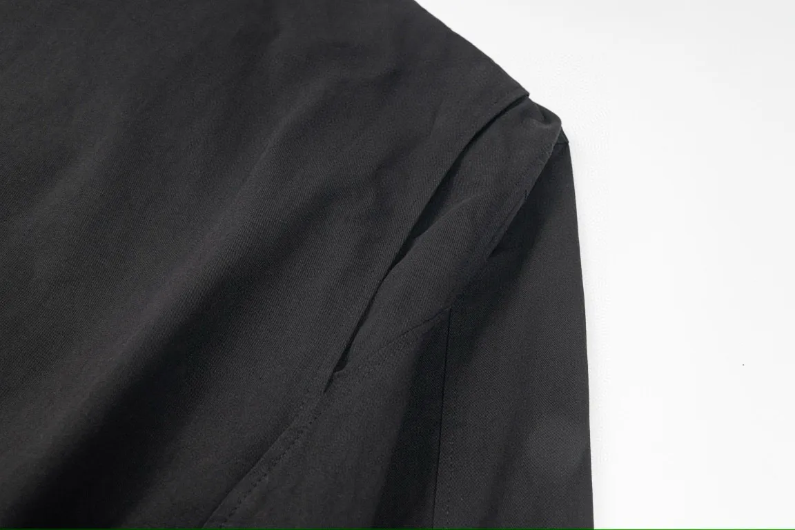 P300 model number: G317 Ralph Lauren's new 24ss classic embroidered logo lapel executive zipper jacket for both men and women. 1️⃣Selected from high-quality original developed pure cotton fabric, with customized plaid lining inside, the overall wear effect is very soft and comfortable. 2️⃣The workmanship details are perfectly controlled, with exquisite small logo embroidery on the chest, and the unique design style of splicing technology is used on the dropped shoulders to highlight your personality! The version is simple but not simple! 3️⃣ Complete with tag accessories, unisex design, and a very versatile jacket for men and women!  Color: black, navy blue, khaki Size: S, M, L, XL